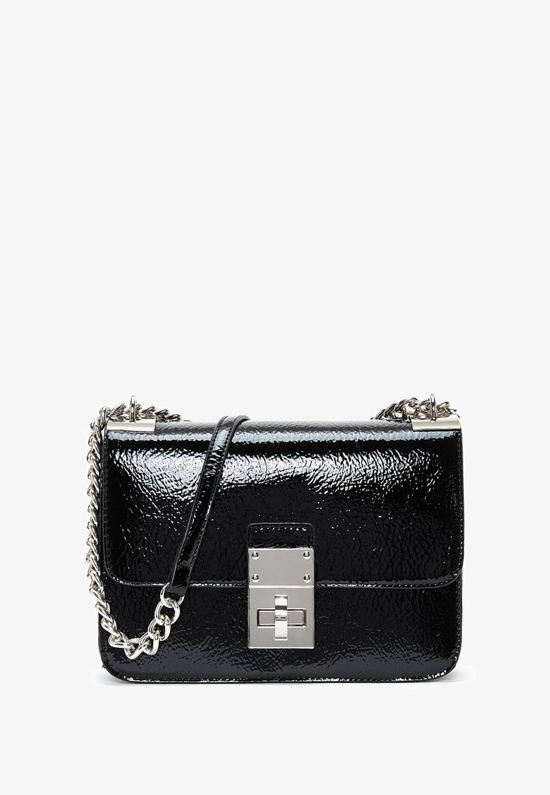 Borsa a tracolla in pelle verniciata nera con una catena, forma rettangolare, hardware in argento con chiusura a scatto e superficie testurizzata.
