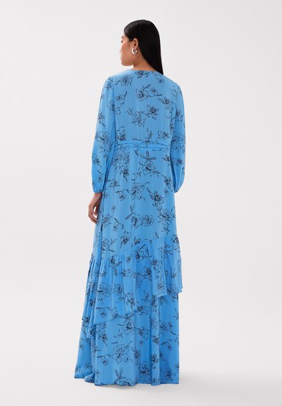 Rochie maxi de culoare albastră deschisă cu modele florale negre, cu mâneci lungi, tiv cu volane în straturi și talie ajustată. Material transparent, fluid.