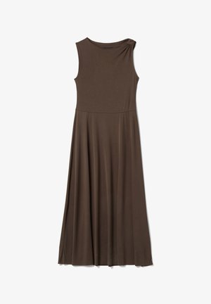 Vestido midi marrón sin mangas con escote redondo y ligero detalle fruncido en el hombro izquierdo, falda acampanada, tela lisa.