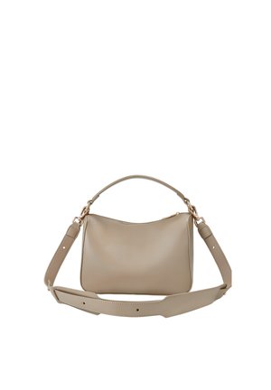 Beige leren handtas met een gebogen vorm, korte handgreep en afneembare platte schouderriem. Voorzien van goudkleurige hardware en een minimalistisch ontwerp.