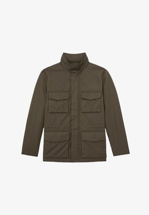 Giacca verde oliva con collo alto e quattro tasche frontali con patta, due sul petto e due vicino alla vita, maniche lunghe e chiusura frontale nascosta.