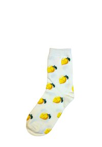 Valkoinen puuvillasukka, jossa on toistuva keltainen sitruunakuosi ja vihreät lehdet, ribattua varren päällä ja sileä pinta.