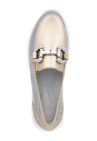 Beige Lederschlupfschuh mit Mesh-Seiten, silbernen Hardware-Details, strukturiertem Obermaterial und weißer Gummisohle für zusätzlichen Grip.