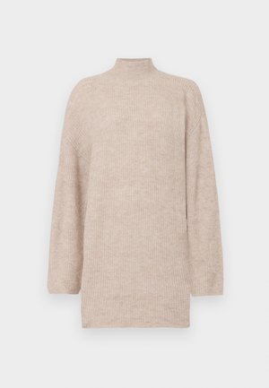 Bežna pulover s visokim ovratnikom in padečimi rameni, izdelan iz rebrastega pletenega materiala. Ohlapen kroj z dolgimi rokavi in gladko teksturo.