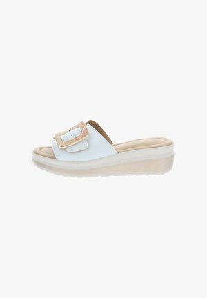 Sandalo slip-on con parte superiore bianca, suola beige imbottita e grande fibbia decorativa dorata sulla cinghia superiore.