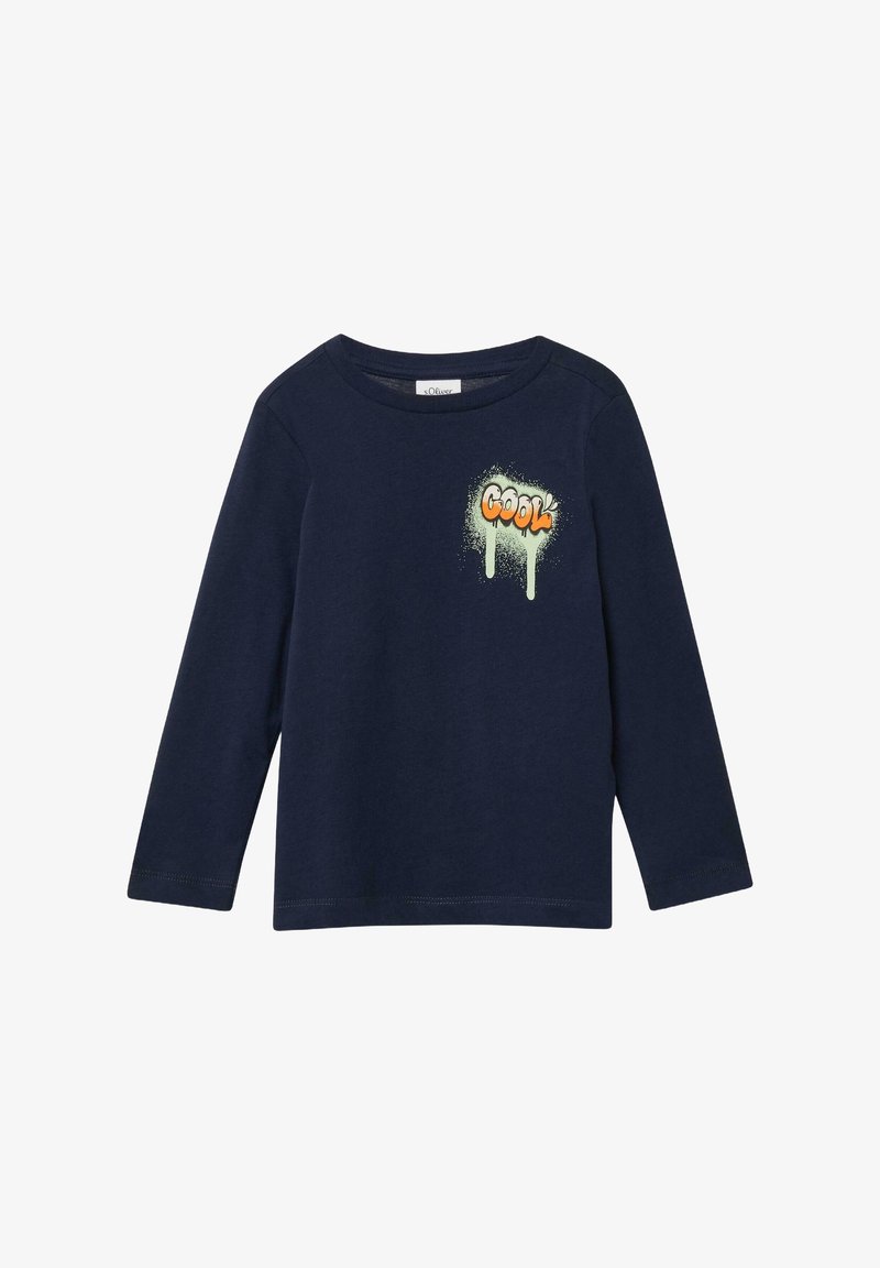 Temno modra dolga majica z okroglim izrezom, ki na levem prsnem delu prikazuje grafitni napis "Cool" z kapljajočo barvo.