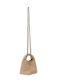 Vævet beige håndtaske med en struktureret form, der har et rundt topgreb og en lang, flettet kædesnor. Glat tekstur, subtilt mønster.
