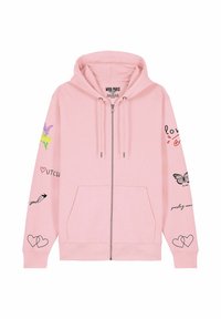 Ružičasta dukserica s patentnim zatvaračem i prednjim džepom, s ilustracijama cvijeća, leptira i tekstualnim detaljima na rukavima. Mekana tekstura tkanine.