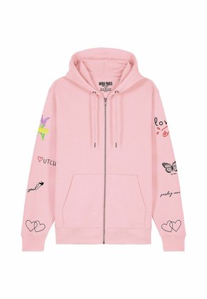Sudadera con cremallera en color rosa, hecha de un tejido suave. Presenta gráficos impresos de flores, mariposas y texto en las mangas. Incluye bolsillos frontales.