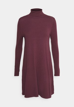 Vestido de punto burdeos oscuro de manga larga y cuello alto, con un corte holgado y una silueta recta, con un dobladillo justo por encima de la rodilla.