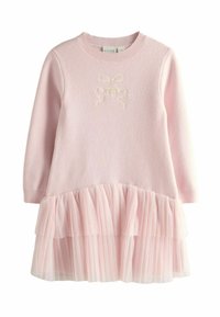 Ružové pletené šaty s dlhými rukávmi, s plisovanou tylovou sukňou a vyšívaným motívom mašle s iniciálmi "TB" na živôtiku.