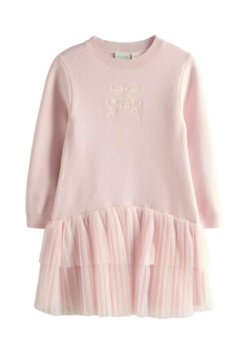 Ružové pletené šaty s dlhými rukávmi, s plisovanou tylovou sukňou a vyšívaným motívom mašle s iniciálmi "TB" na živôtiku.