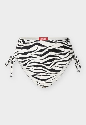 Culotte de bikini taille haute avec rayures zébrées noires et blanches, liens latéraux ajustables, et petite étiquette logo rouge à la ceinture.