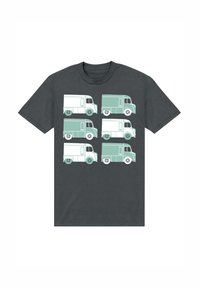 Tmavě šedé tričko s šesti stylizovanými ilustracemi světle modrých food trucků v různých orientacích, obkreslenými bílými detaily.