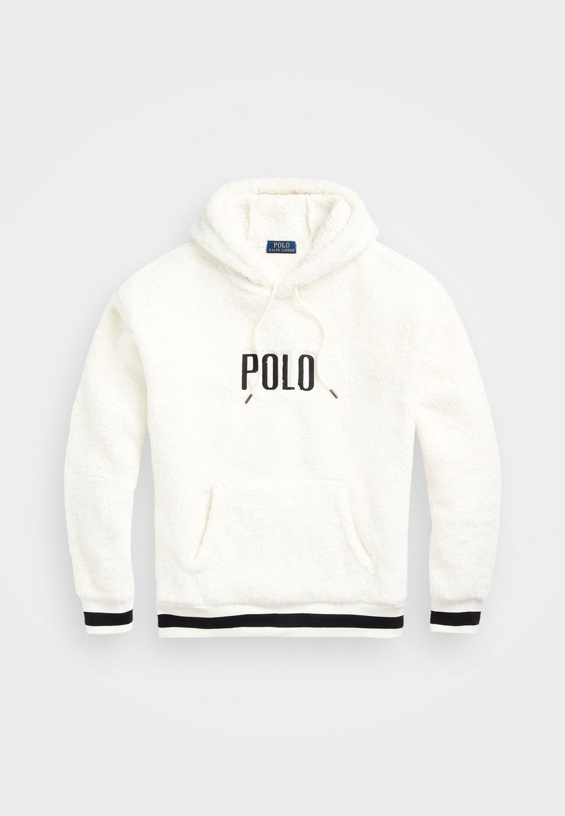 Sudadera blanca de felpa con bolsillo frontal, texto "POLO" negro, cordones y puños y dobladillo a rayas negras.
