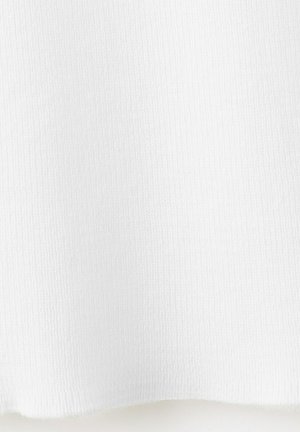 Textură de țesătură albă cu nervuri, având linii verticale fine și cute moi.