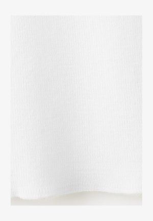 Textură de țesătură albă cu nervuri, având linii verticale fine și cute moi.