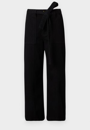 Μαύροι ψηλόμεσοι παντελόνες με φαρδιά μπατζάκια, εμπρόσθιες τσέπες-μπάλωμα και υφασμάτινη ζώνη δεμένη στη μέση.