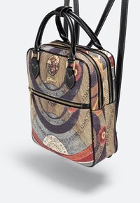 Quadratische Tasche mit schwarzen Griffen und Schulterriemen, verziert mit bunten, kreisförmigen abstrakten Mustern und mehreren mit Reißverschluss versehenen Fächern.