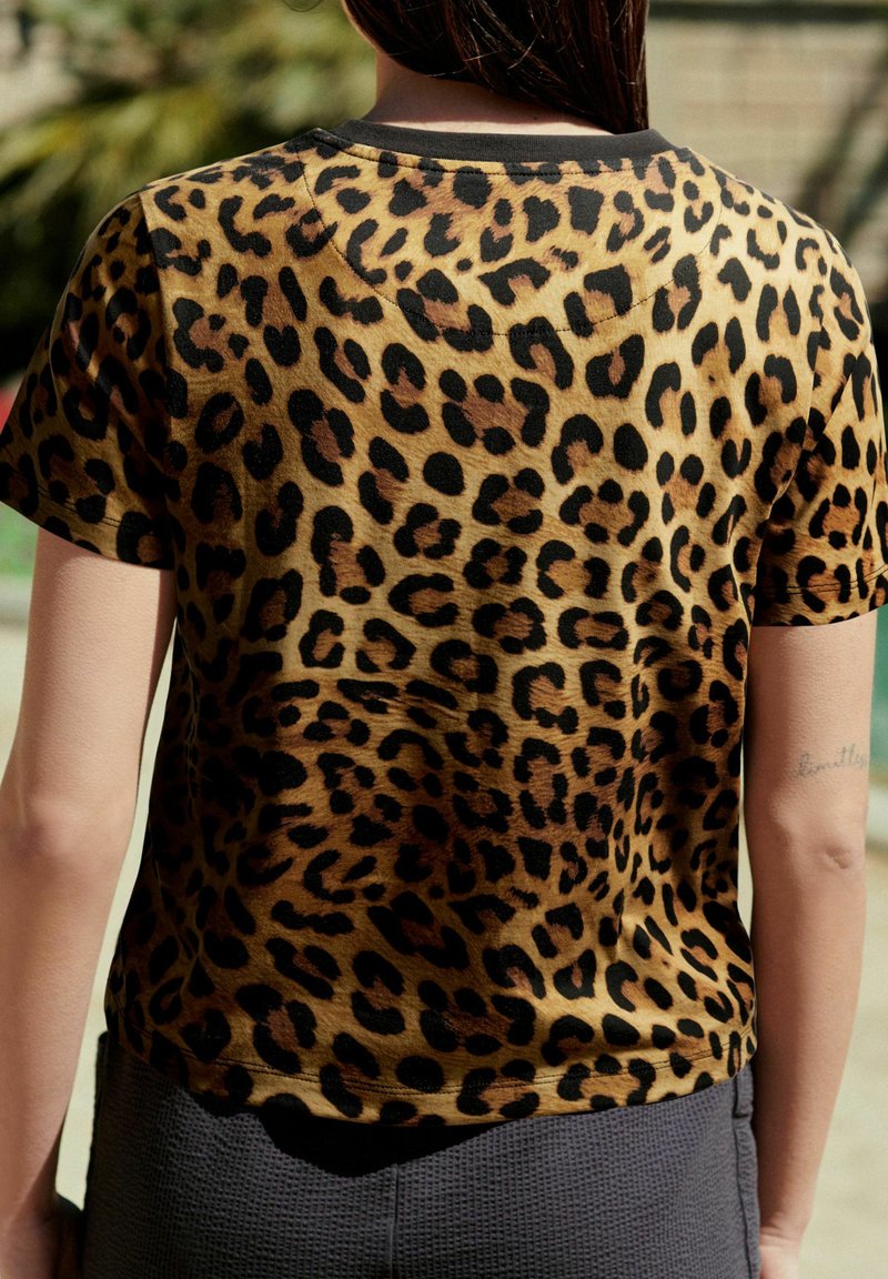 Next SHORT SLEEVE CREW NECK   REGULAR FIT - Trükipildiga T-särk - animal leopard print