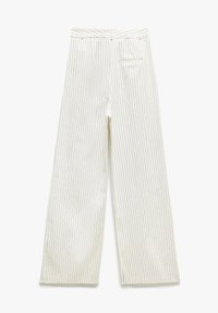 Vita vida byxor med vertikala svarta pinstripes, med midjeband och en enda bakficka. Tillverkade av ett slätt tyg med lätt textur.