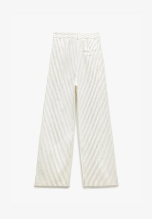 Pantalons blancs à jambe large avec des rayures verticales noires, dotés d'une taille et d'une poche arrière unique. Fabriqués dans un tissu lisse avec une légère texture.