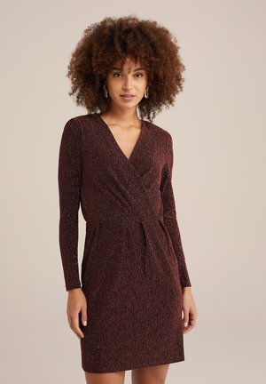 Langärmliges, tief ausgeschnittenes Kleid in Dunkelrot mit einem strukturierten, metallischen Muster. Es hat eine taillierte Taille und einen leicht ausgestellt Rock.