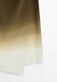 Tissu en lin avec un motif ombré, passant du brun foncé en haut au crème clair en bas, avec une finition douce et texturée.