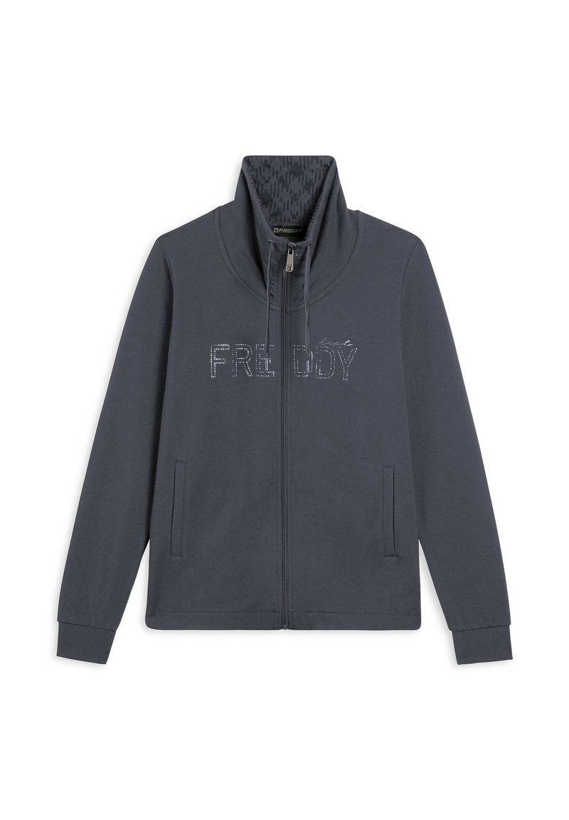 Felpa grigia scuro con zip e colletto alto, con la scritta "FREDDY" in strass sulla parte anteriore e due tasche laterali. Tessuto liscio.