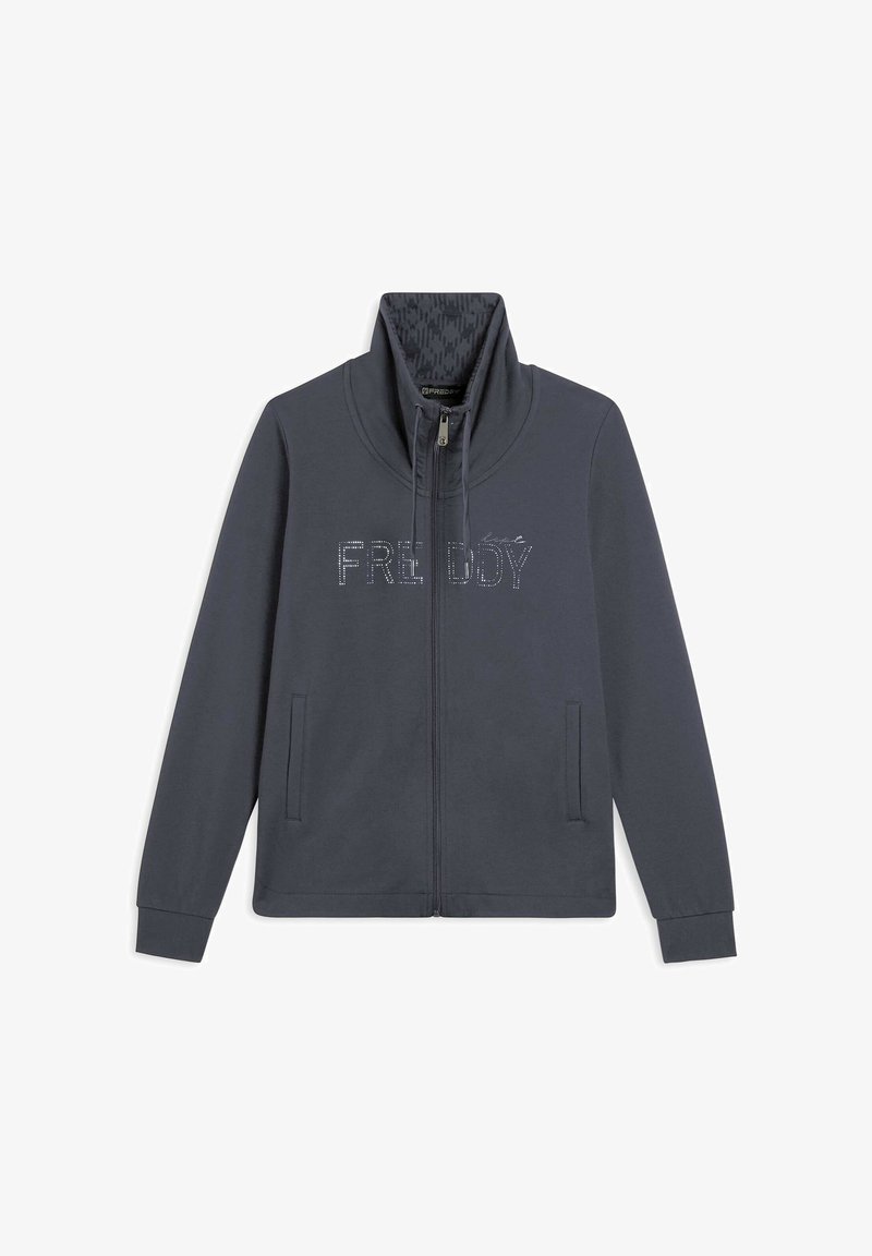 Felpa grigia scuro con zip e colletto alto, con la scritta "FREDDY" in strass sulla parte anteriore e due tasche laterali. Tessuto liscio.