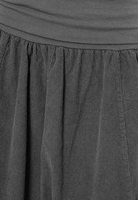 Unausgewählt, dunkelgrau