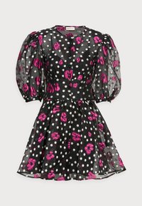Robe noire avec des accents floraux roses et des pois blancs, dotée de manches bouffantes, d'une taille cintrée et d'une jupe évasée.