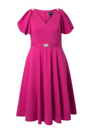 Vestido rosa intenso hasta la rodilla con escote en V, mangas anchas de vuelo, cintura ajustada con cinturón de hebilla con pedrería y falda acampanada.