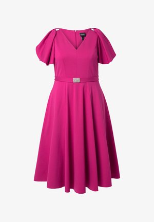 Vestito rosa acceso fino al ginocchio con scollo a V, ampie maniche a svolazzo, vita aderente con cintura con fibbia di strass e gonna svasata.