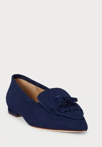 Granatowe zamszowe mokasyny z okrągłym noskiem, ozdobione dekoracyjną frędzelkiem oraz przeszyciami na cholewce. Niski, płaski obcas.