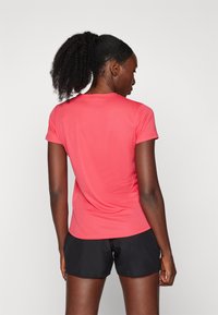 ASICS CORE TOP - Tekninen t-paita - pixel pink