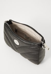 Borsa a tracolla in pelle nera con design trapuntato, accentata da logo argentato e apertura con zip che rivela una fodera interna color sabbia e una tasca.