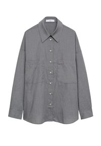 Chemise grise à manches longues avec col pointu, deux poches poitrine et un ourlet droit.