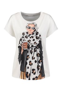 Witte t-shirt met korte mouwen met een grafisch ontwerp van een vrouw in een zonnebril, die een koffiebecher vasthoudt, gedrapeerd in een zwart en luipaardprint sjaal.
