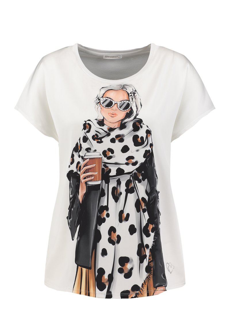 Witte t-shirt met korte mouwen met een grafisch ontwerp van een vrouw in een zonnebril, die een koffiebecher vasthoudt, gedrapeerd in een zwart en luipaardprint sjaal.