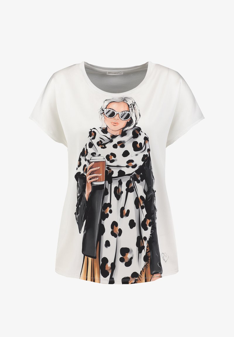 Witte t-shirt met korte mouwen met een grafisch ontwerp van een vrouw in een zonnebril, die een koffiebecher vasthoudt, gedrapeerd in een zwart en luipaardprint sjaal.