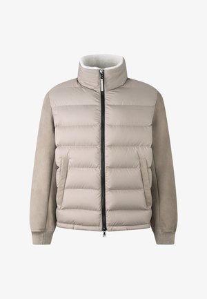 Jasno beżowa pikowana kurtka puchowa z zamkiem z przodu, wysokim kołnierzem oraz zamszowymi akcentami na rękawach i bocznych kieszeniach. Miękka, pikowana tekstura.