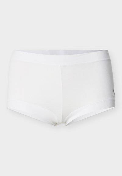 Γυναικείο εσώρουχο boyshort σε λευκό χρώμα με λεία μέση και ανοίγματα στα πόδια, κατασκευασμένο από απαλό, ελαστικό ύφασμα για άνεση.