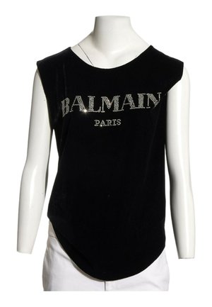 Schwarzes ärmelloses Top mit Strassbuchstaben, die "BALMAIN PARIS" auf einem weißen Schaufensterpuppe-Bauch schreiben.