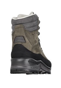 Wanderschuh aus einer Kombination von dunkelgrünem Wildleder und grauen Akzenten, mit gepolstertem Kragen, Metallösen und einer robusten schwarzen Gummisohle.