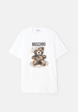Hvid bomulds T-shirt med grafik af en brun bjørn på en tallerken, iført en blå og gul skål. "Moschino" tekst over designet.