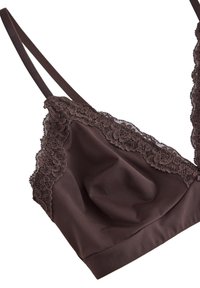 Καφέ μεταξωτό Bralette με λουλουδένιο δαντελένιο τελείωμα κατά μήκος των ακμών και λεπτούς ρυθμιζόμενους ιμάντες ώμου σε λευκό φόντο.