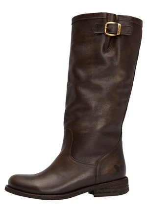 Höhe braune Lederstiefel mit runder Spitze, strukturiertem Obermaterial, dekorativem seitlichem Schnallenverschluss und flachem, gestapeltem Absatz.