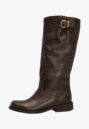 Stivale alto in pelle marrone con punta tonda, superficie testurizzata, fibbia decorativa laterale e tacco basso impilato.