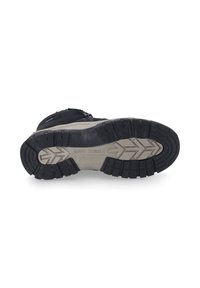 Suela de zapato negra con un patrón de agarre texturizado. Presenta un material de goma y una banda ancha para tracción. Incluye la marca "JOSEF SEIBEL."